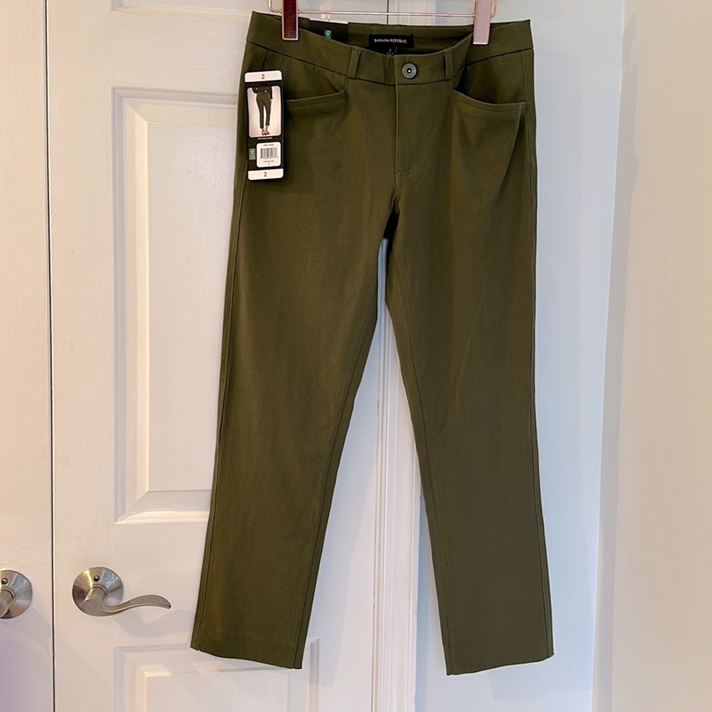 NWT BANANA REPUBLIC SLIM STRAGHT CROPPED PANTS in OLIVE NIGHT (3N4) Color